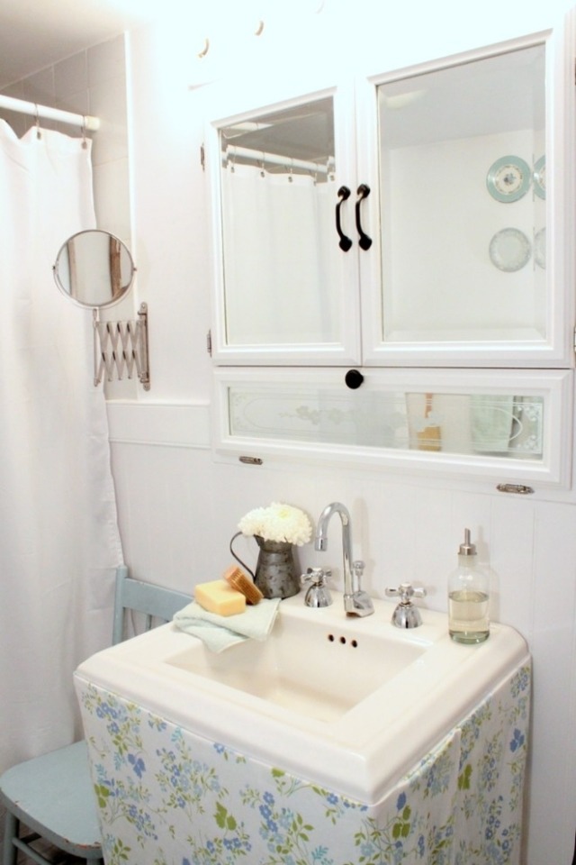 décoration salle de bains vintage blanc-motifs-floraux
