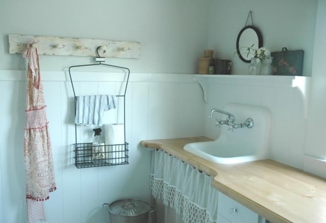 décoration salle de bains vintage bois-clair-blanc