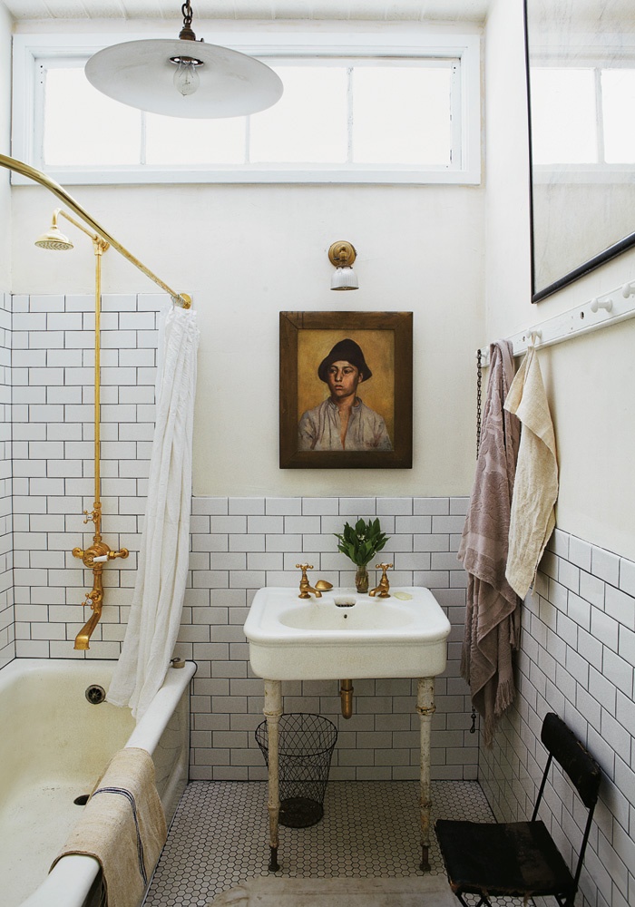 décoration-salle-bains-vintage-robinetterie-laiton-lavabo-sur-pieds