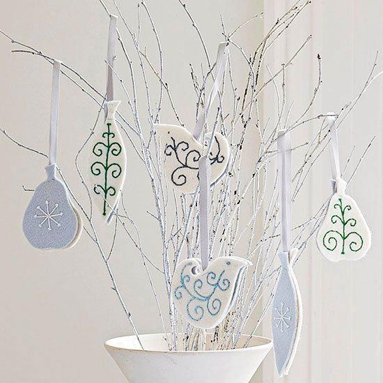 décoration-sapin-Noël-ornements-feutre-blancs-arbre-décoratif-branches-blanches décoration sapin de Noël