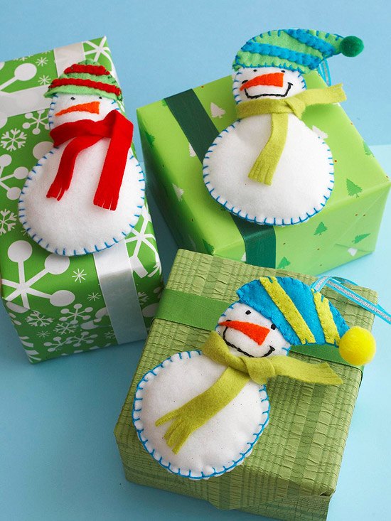 décoration-sapin-Noël-ornements-feutre-boîtes-cadeaux-vert-anis-bonshommes-neige-blancs décoration sapin de Noël