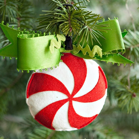 décoration-sapin-Noël-ornements-feutre-bonbon-rouge-blanc-ruban-vert