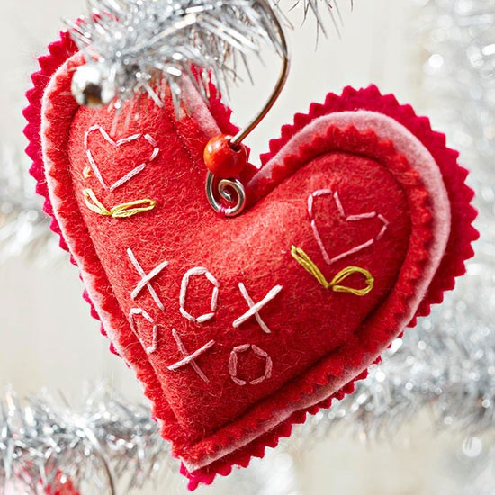 décoration-sapin-Noël-ornements-feutre-coeur-rouge-ornements-blancs décoration sapin de Noël