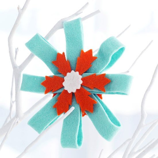 décoration-sapin-Noël-ornements-feutre-flocon-neige-bleu-pâle-accents-orange