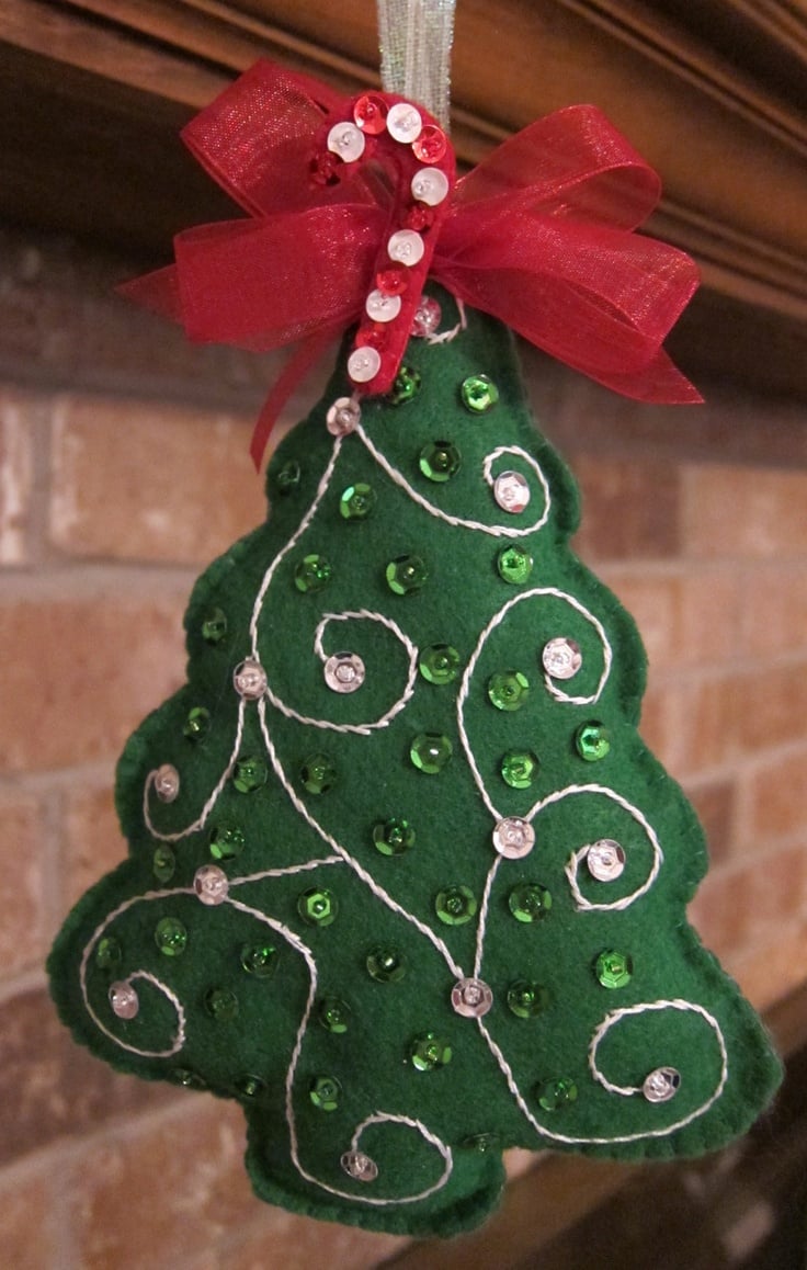 décoration-sapin-Noël-ornements-feutre-sapin-vert-ruban-rouge-paillettes décoration sapin de Noël