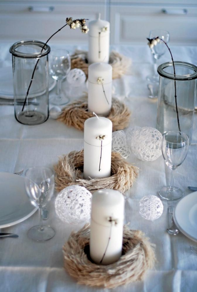 décoration-table-Noël-bougies-blanches-couronnes-blé-séché-boules-dentelle-originales-fleurs-séchées décoration de table