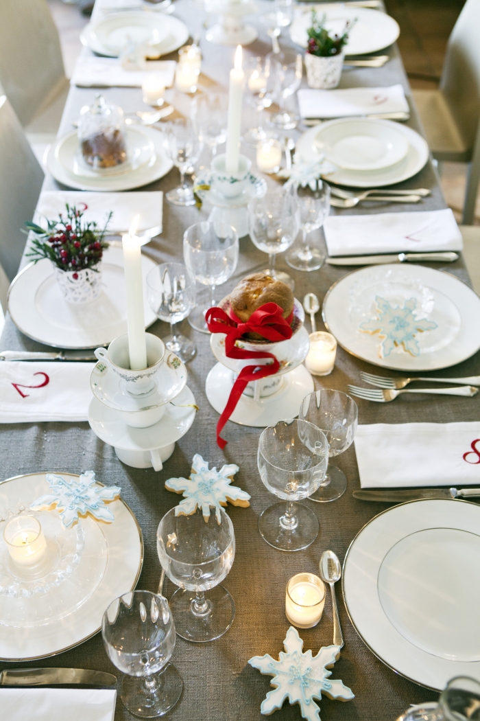 décoration-table-Noël-bougies-bougies-flocons-neige-ruban-rouge décoration de table