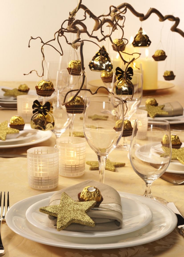 décoration-table-Noël-branches-décoratives-étoiles-dorées-décoratives-bonbons décoration de table