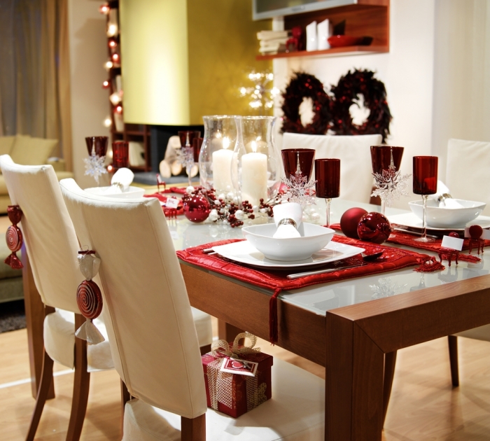 décoration-table-Noël-dessous-assiette-rouge-boules-Noel-rouges-flocons-neige-décoratifs décoration de table
