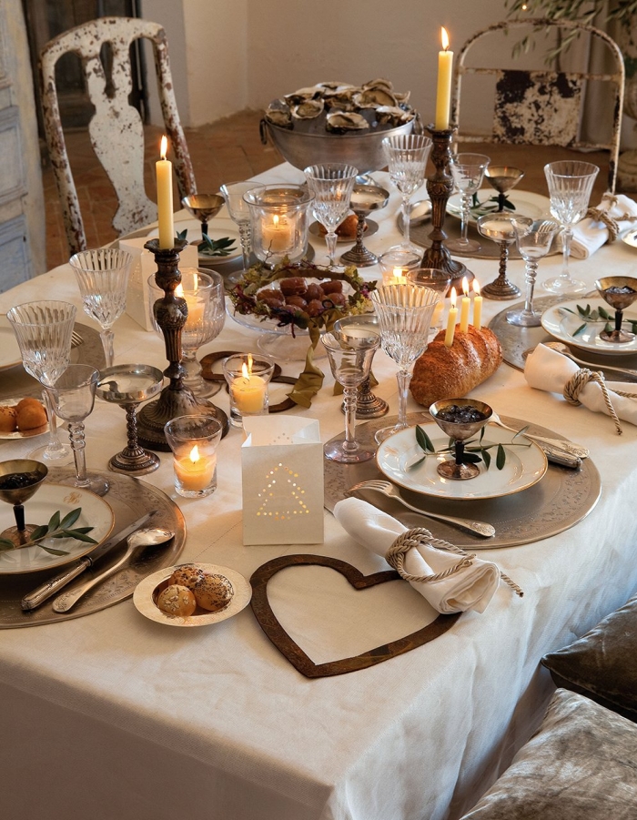 décoration-table-Noël-nappe-blanche-bougies-serviettes-blanches-bougeoir-papier décoration de table