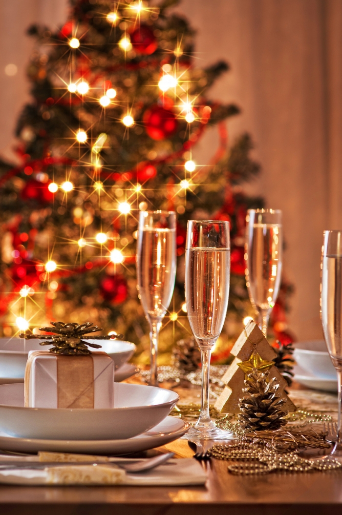 décoration-table-Noël-pommes-pin-guirlandes-perles-boîte-cadeaux décoration de table