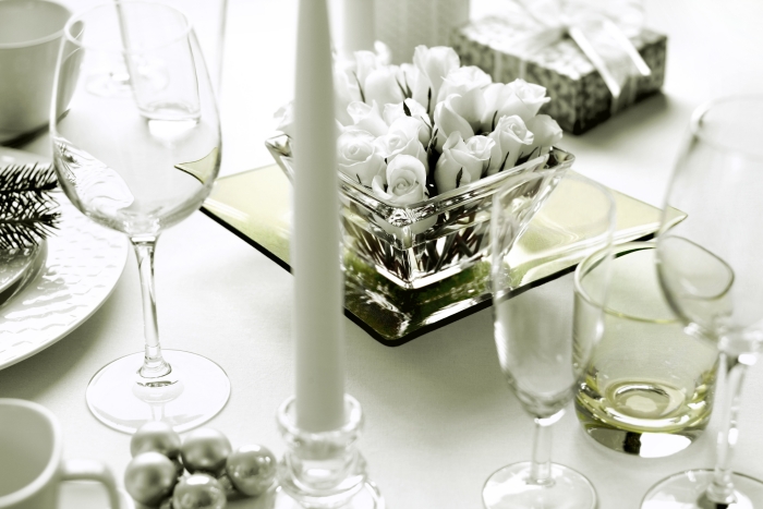 décoration-table-Noël-roses-blanches-bougies-nappe-blanche-boules-Noel-argent décoration de table