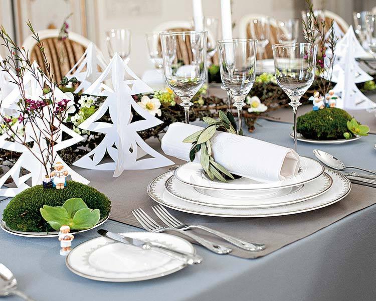 décoration-table-Noël-sapins-blancs-papier-plié-guirlande-verte-branches-fleurs décoration de table
