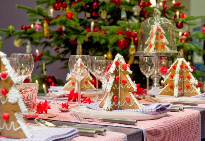 décoration-table-Noël-sapins-pain-épice-crème-fraîche-dessous-assiette-rouge-blanc décoration de table