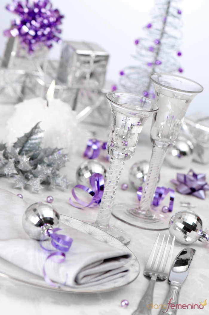 décoration-table-Noël-serviettes-blanches-boules-Noel-argent-accents-lilas-verres-élégantes décoration de table