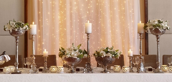 décoration-table-Noël-thème-hiver-bougies-blanches-arrangements-fleurs-bougeoirs-argent décoration table