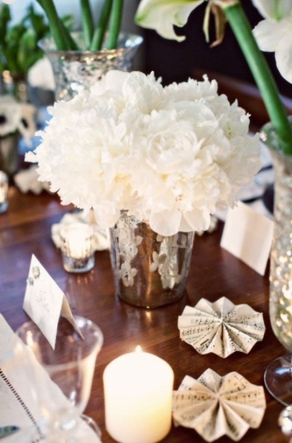 décoration-table-Noël-thème-hiver-bouquet-fleurs-blanches-ornements-papier-bougies décoration table