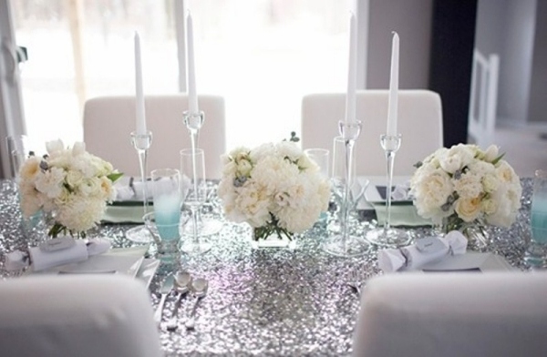 décoration-table-Noël-thème-hiver-bouquets-roses-blanches-nappe-couleur-argent-bougeoirs-cristal décoration table