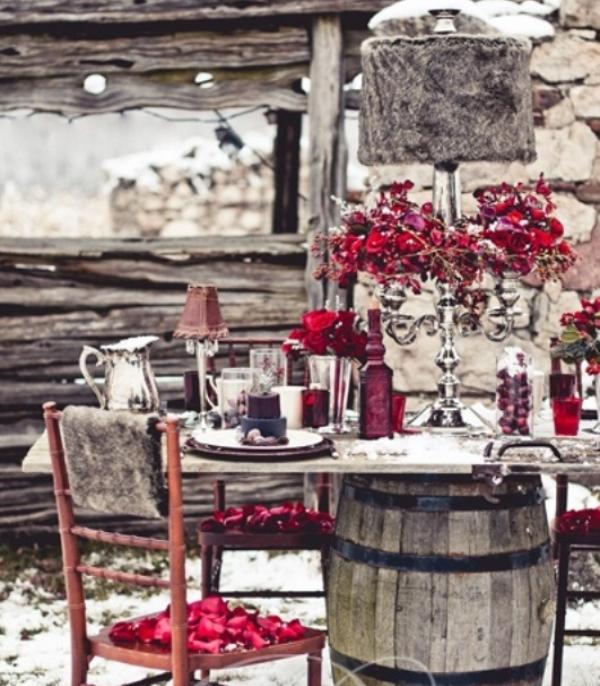 décoration-table-Noël-thème-hiver-extérieur-fleurs-rouges-roses-bougeoir-argent décoration table