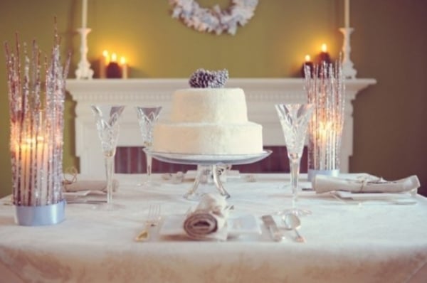 décoration-table-Noël-thème-hiver-gâteau-blanc-verres-cristal-bougeoirs-décoratifs