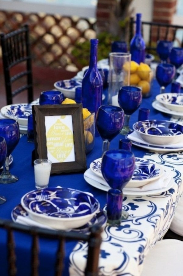 décoration-table-Noël-thème-hiver-nappe-bleue-accents-blancs-vaisselle-bleu-blanc décoration table