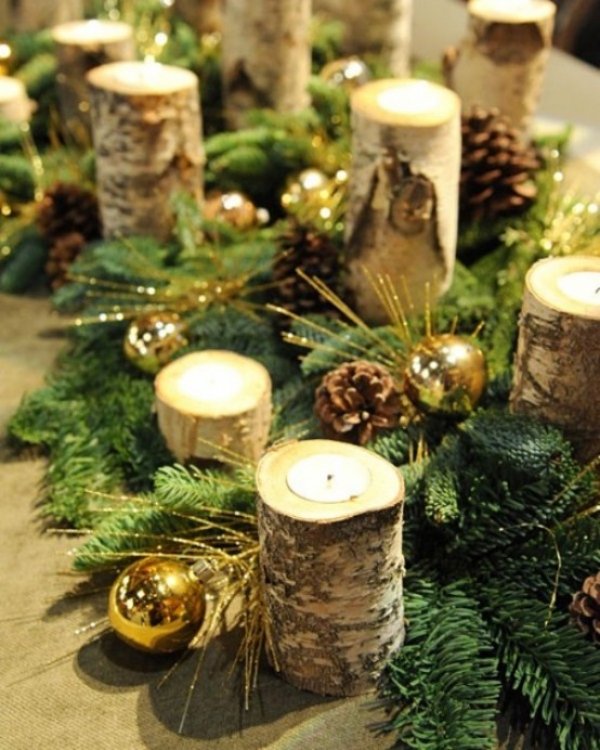 décoration-table-Noël-thème-hiver-naturelle-branches-sapin-vertes-boules-Noel-or-bûches décoration table