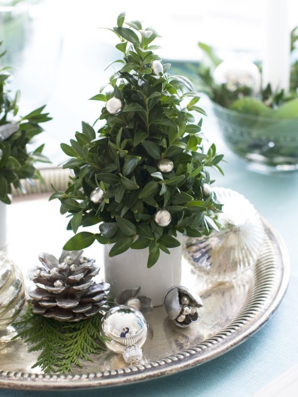 décoration-table-Noël-thème-hiver-petit-arbre-décoratif-vert-boules-Noel-petites-argentées décoration table