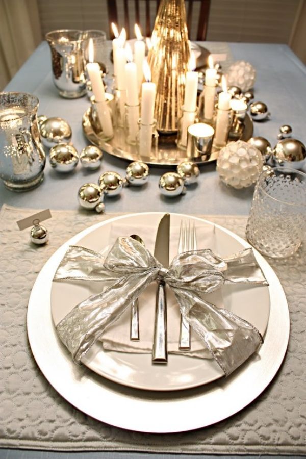 décoration-table-Noël-thème-hiver-rubans-argent-bougies-blanches-boules-Noel-argent décoration table