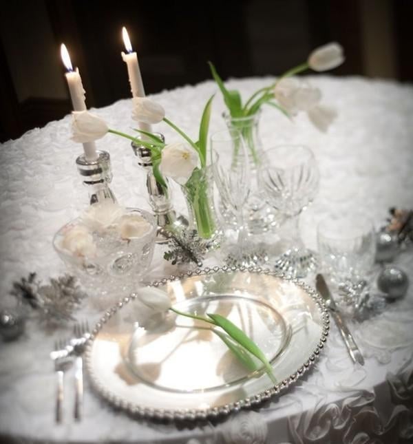 décoration-table-Noël-thème-hiver-tulipes-blanches-vaisselle-couleur-argent-bougies-blanches décoration table