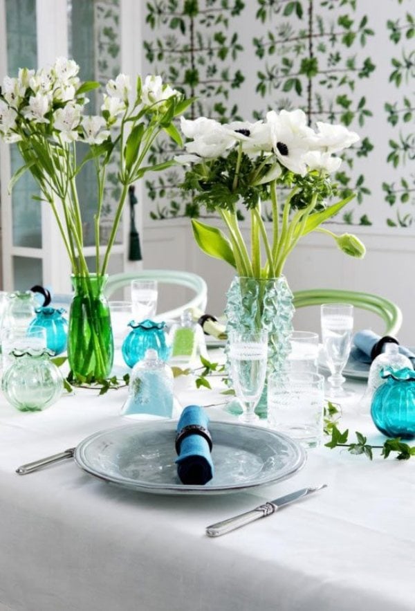 décoration-table-printanière-anémones-blanches-vases-verre-bleu