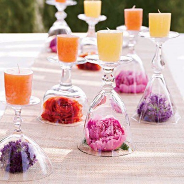 décoration-table-printanière-bougies-blanches-fleurs-rose-lilas