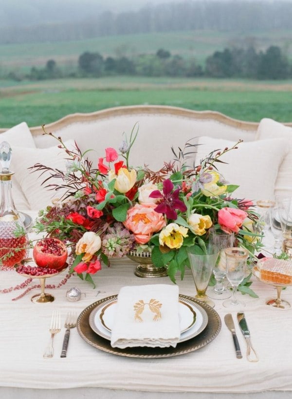 décoration-table-printanière-bouquet-fleurs-grenade