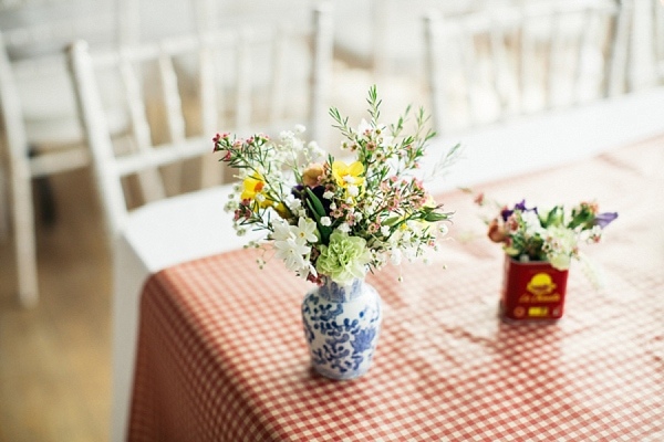 décoration-table-printanière-bouquet-fleurs-vase-motifs-bleurs