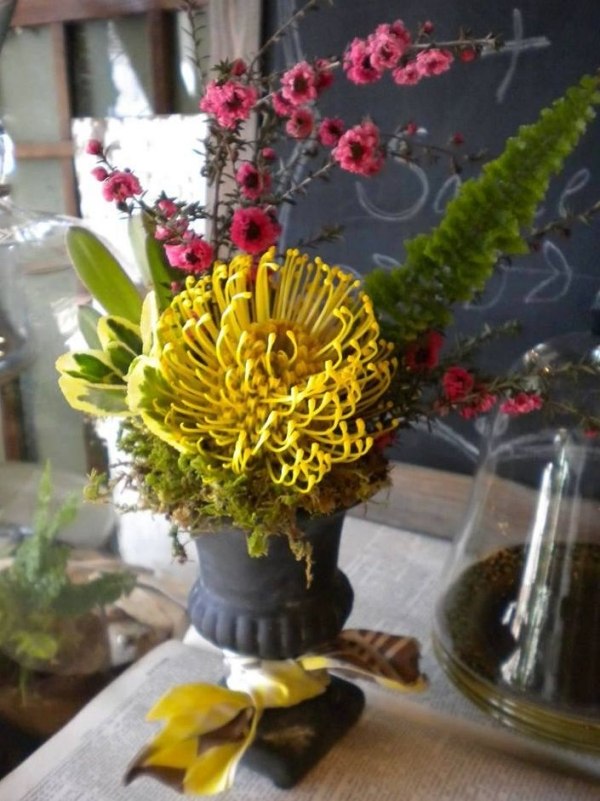 décoration-table-printanière-fleurs-jaune-rose