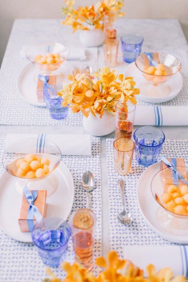 décoration-table-printanière-fleurs-orange-verres-bleus décoration table