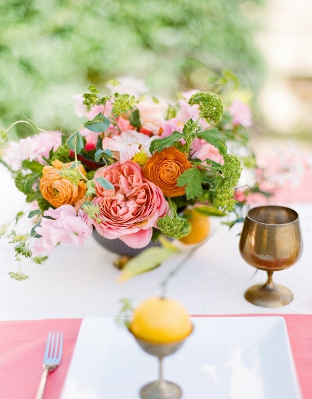 décoration de table printanière fleurs-verres-vin-métal