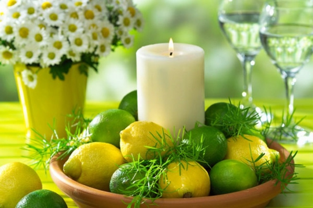 décoration de table printanière marguerites-citrons