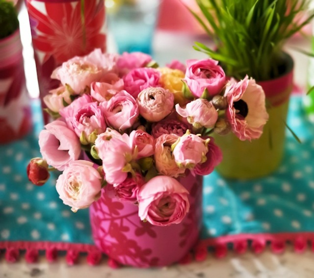 décoration de table printanière roses-vase-rose-vif