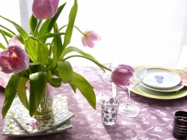 décoration de table printanière tulipes-nappe-assortie