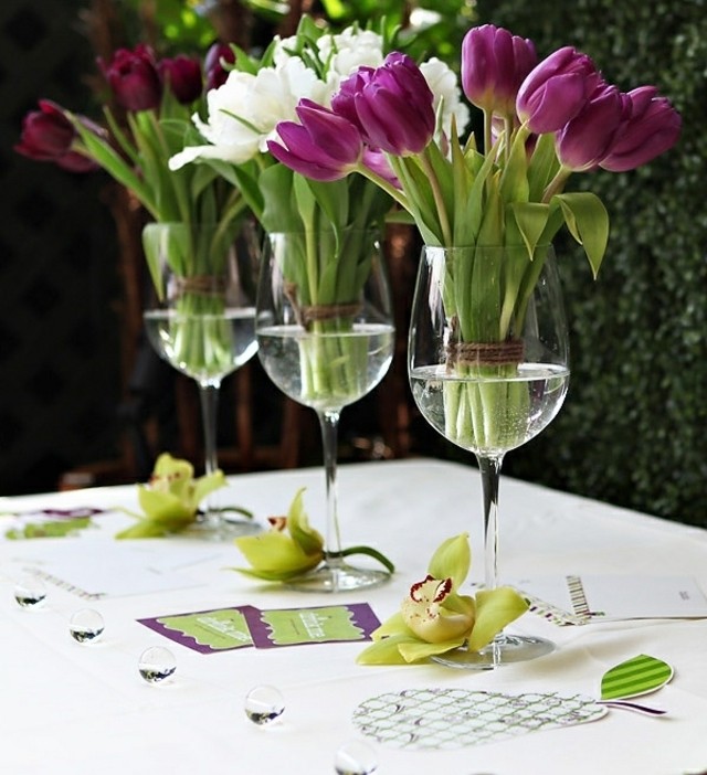 décoration de table printanière tulipes-verres-vin-vases