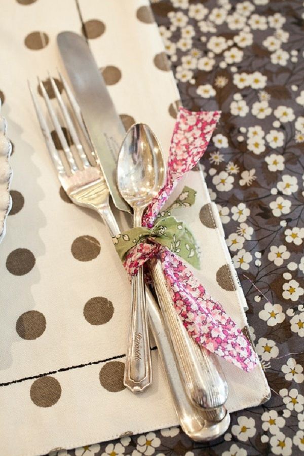 décoration-table-printanière-ustensiles-argent-ruban-motifs-floraux décoration table