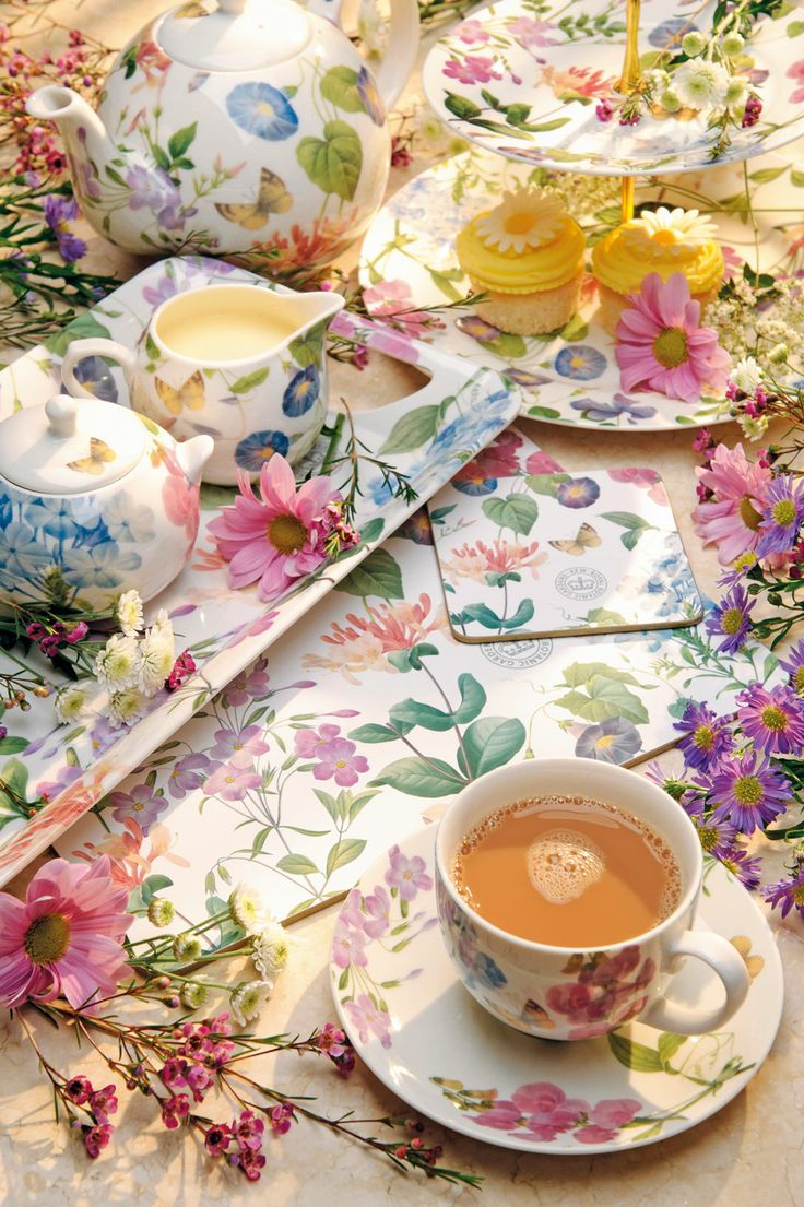 décoration-table-printanière-vaisselle-motifs-floraux décoration table