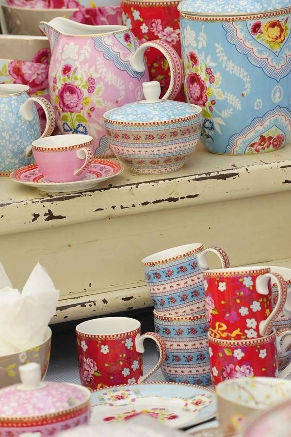 décoration-table-printanière-vaisselle-porcelaine-motifs-floraux
