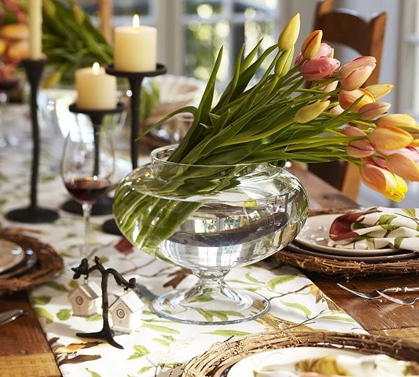 décoration-table-printanière-vase-verre-rond-tulipes