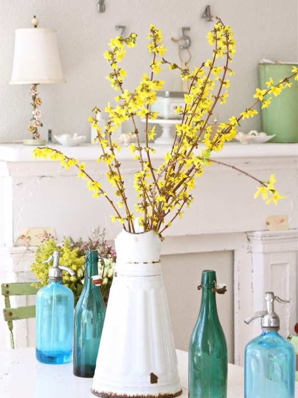 décoration-table-printanière-vase-vintage-bouteilles-bleues décoration table