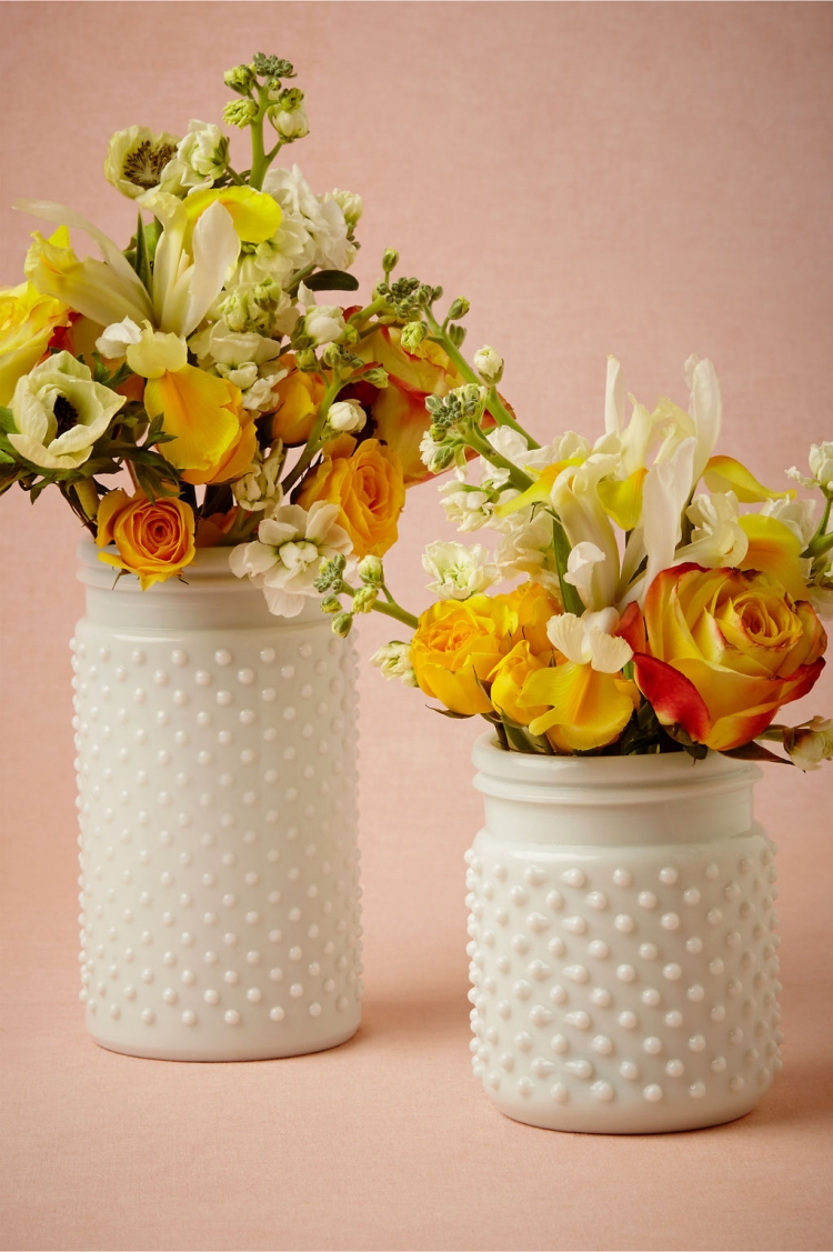 décoration-table-printanière-vases-blancs-bouquets-fleurs décoration table