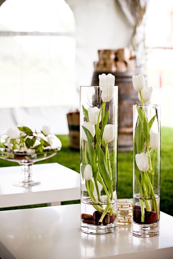 décoration-table-printanière-vases-verre-hauts-tulipes-blanches décoration table