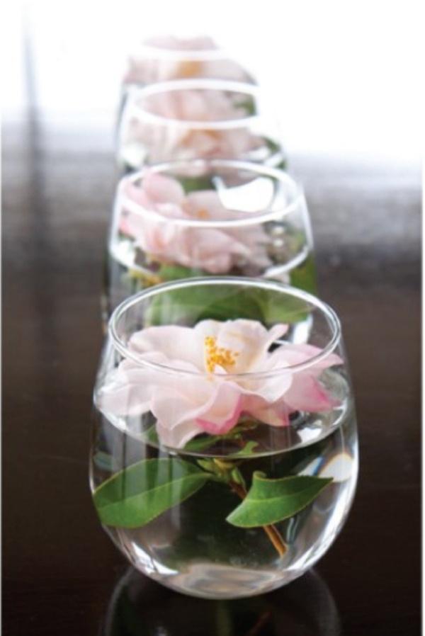 décoration-table-printanière-verres-fleurs-roses décoration table