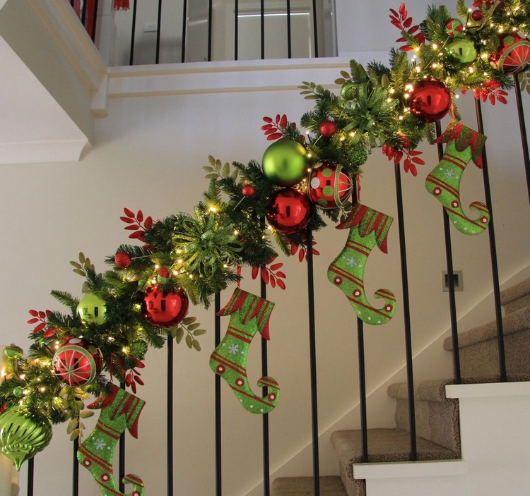 decoration noel rampe escalier rouge et vert chaussettes de lutin