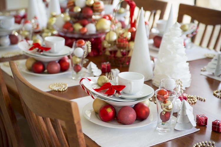 decoration table de noel blanc rouge or boules de noel petits sapins decoratifs